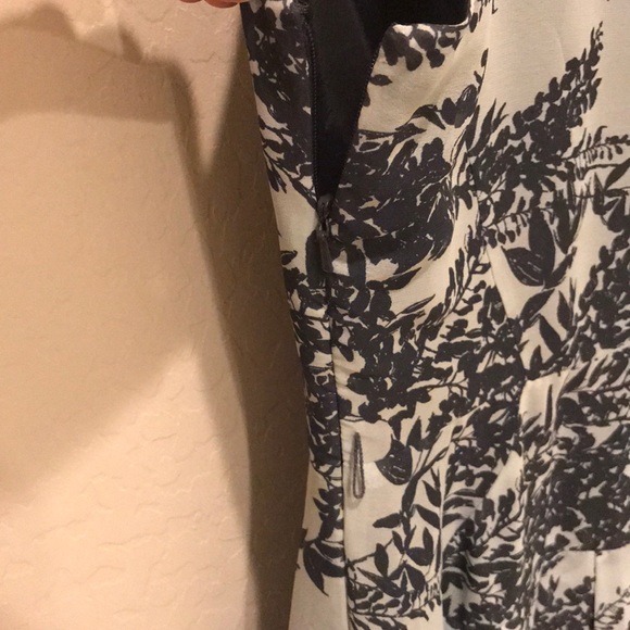 Spring pleated and Fitted Halogen Dress Size 8 - Picture 6 of 6